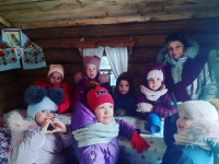Посиделки девочек в русской избе в рамках заседания женского клуба "Дочки-матери"